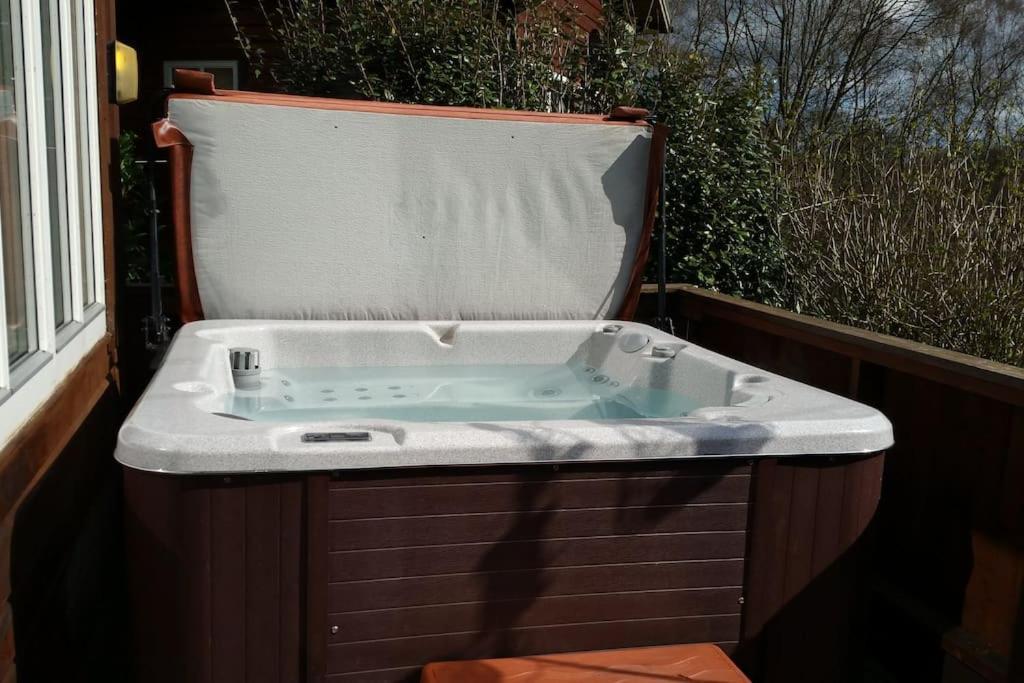 Luxury Peak District Lodge, Hot Tub, Log Burner, Nr Lake Rudyard Экстерьер фото